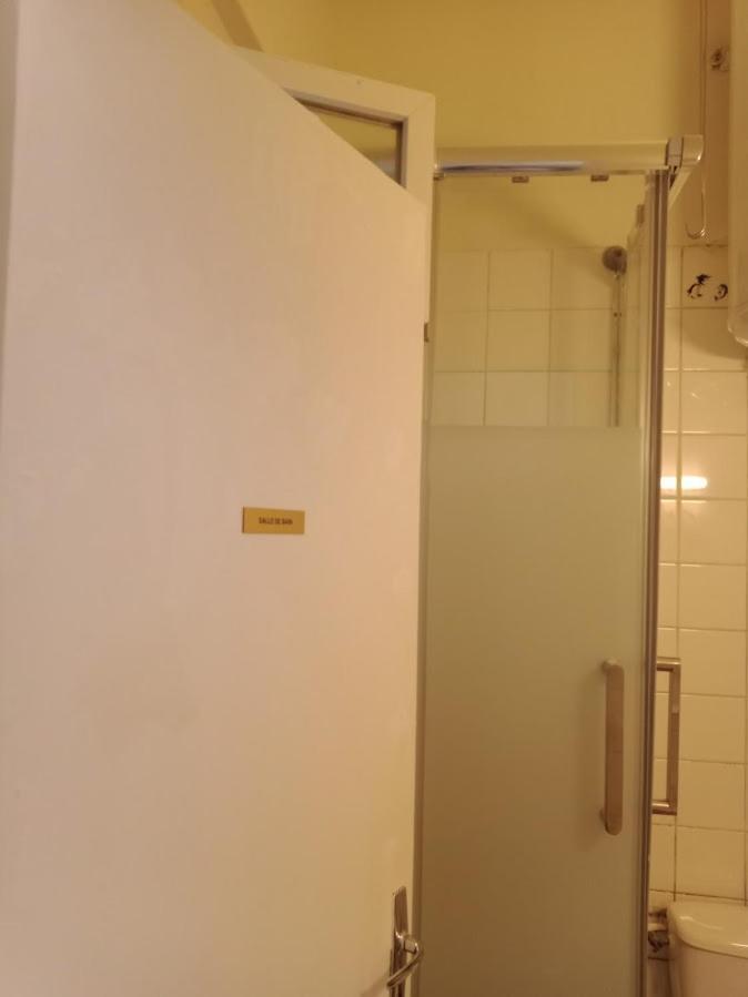 Petite Maison Avec Cour Dans Les Beaux Quartiers-Vous Faites Le Menage- Very Good Prices For T-H-E Location But You Have To Clea-N Th-E Flat Διαμέρισμα Παρίσι Εξωτερικό φωτογραφία